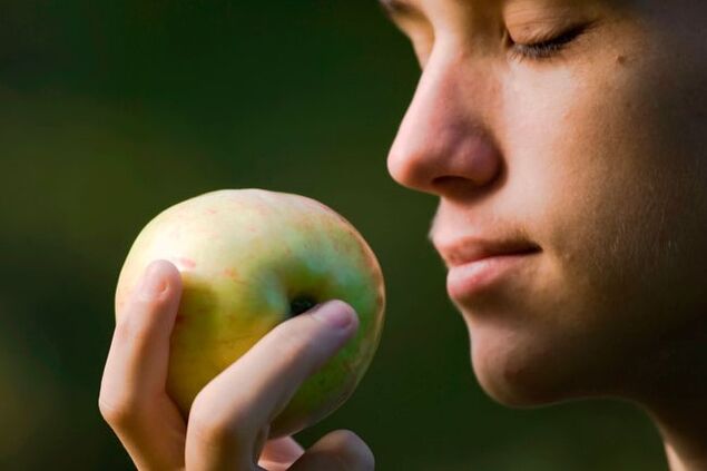 Sentir une pomme, une banane ou une pièce