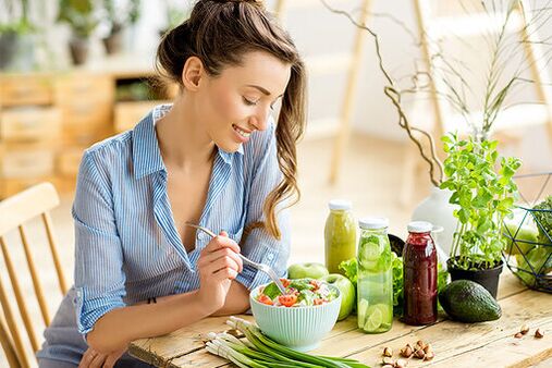 La fille mange une salade